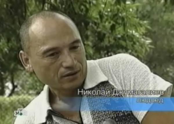 Sonra bedenlerinden baz paralar koparak evine gtrp yiyordu. Dzhumagaliev, insan paralarn evinde arkadalarna ikram ettiini de itiraf etti...