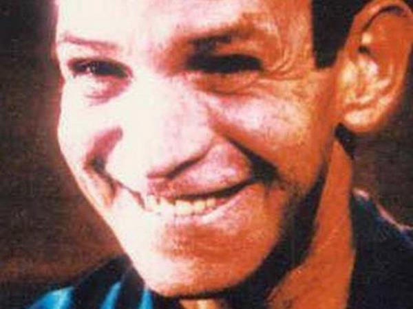 <p><b>Ottis Toole/ABD:</b></p>   Amerikal seri katil ve hanibal Ottis Toole'un (1947-1996) belden aas olmayan babas, fahielik yapan annesinin aalamalarna dayanamayarak intihar etti... Amerikan su tarihinin bir numaral seri katili olan Henry Lee Lucas ile tant. nsan eti yiyen Toole, polise Lucas'n iledii 108 cinayette yardmc olarak rol aldn syledi...