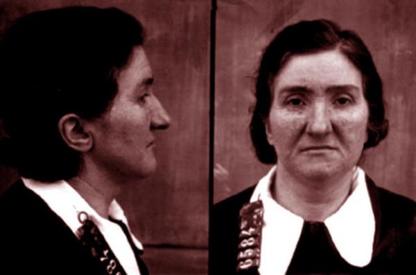 1939 ylnda byk olunu askere gnderen Leonarda, olunun hayatta kalmas iin  kadn kurban etmeye karar verdi ve baltayla  gen kadn ldrd. Daha sonra kurbanlarnn bedenlerini dokuz ayr paraya ayrd. Kanlarn ise bir leende toplad...