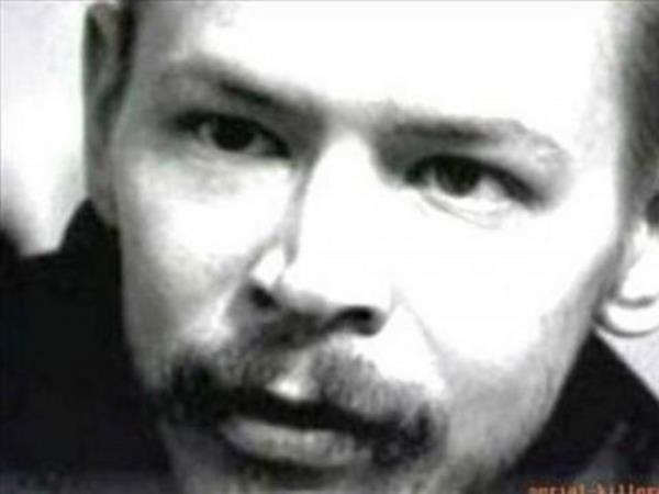 <p><b>Alexander Spesivtsev/Rusya:</b></p>   1970'te Kemerovo Oblast'ta dodu. Kkken cinsel istismara maruz kald. 1991'de ocuklar ldrmeye balad. zellikle, topluma zararl olarak grd sokak ocuklarn ldrd. 19 ocuu ldrd anlald. Bazlarnn etini yedi. Ancak 80 kiiyi ldrdnden pheleniliyor. 1999'da akl sal yerinde olmadna karar verilerek psikiyatri blmne yatrld...