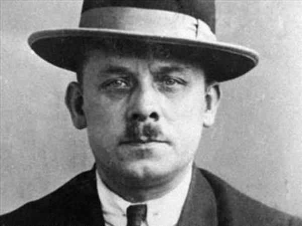 <p><b>Fritz Haarmann/Almanya:</b></p>   1879'da Hanover'de dodu. 1918 ila 1924 yllar arasnda 24 cinayet iledi. Daha ok gen erkekleri ve ecinselleri ldrd. Kurbanlarn boazlarn keserek katletti. Bu yzden "Hanover Vampiri" olarak isimlendirildi...