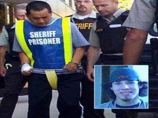 Drt saat boyunca polis gelene kadar kurbannn gzlerini karp, burnunu ve kulaklarn kesen Li, akl sal yerinde olmad tespit edilerek cezaevi yerine bir hastaneye sevkedildi...