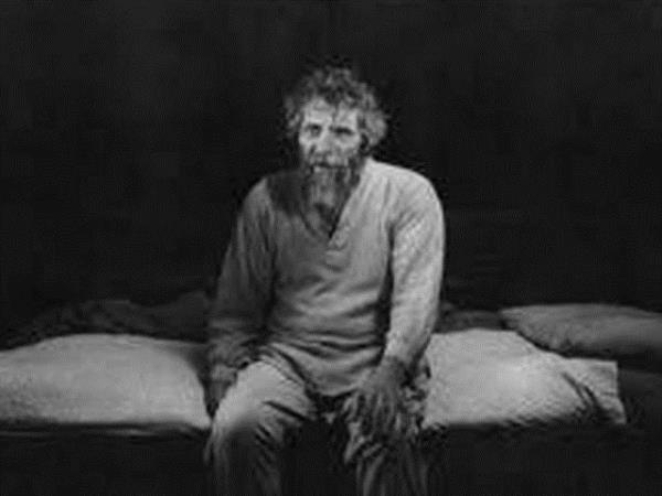 <p><b>Tarrare/Fransa:</b></p> Tarrare, 1772'de dodu. Doymak bilmeyen Terrare, ne bulursa yedi. Canl kk hayvanlar hatta talar bile midesine indirmekle tannan Terrare, Paris'te bir bebei yemek ve kann imekten yargland.. Ancak bu suu ispatlanamad. 1798 ylnda Versailles'de bir plkte cesedi bulundu...