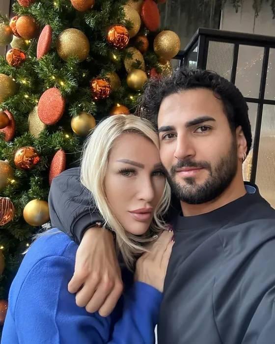 <strong>2022 y�l�nda m�zisyen �a�lar �kten ile evlenen �nl� sanat��, bu kez e�iyle tan��ma s�recine dair anlatt�klar�yla magazin g�ndeminde yer ald�.</strong>