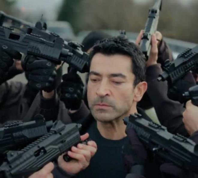 SENAR�STLER REV�ZE KARARI ALDI<br><strong>Bu dizilerin yay�ndan kald�r�lmas� ile ilgili resmi bir karar yokken Birsen Altunta�'�n haberine g�re, s�z konusu dizilerin senaristleri bu s�re�te hassas davranarak senaryolar�n� revize etme karar� ald�.</strong>