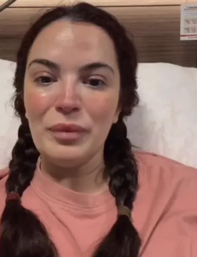 �nl� oyuncu Asl� Bekiro�lu, ge�ti�imiz g�nlerde ge�irdi�i 7. operasyonun ard�ndan hayranlar�n� korkutmu�tu. Tedavi g�rd��� hastaneden taburcu olan Bekiro�lu, iyile�me s�recine evinde devam ediyor.