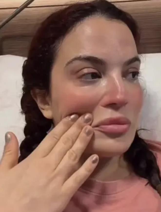 Ge�ti�imiz g�nlerde 7. kez ameliyat masas�na yatan �nl� oyuncu Asl� Bekiro�lu, hastaneden taburcu edildi. Sosyal medyadan takip�ilerine seslenen Bekiro�lu, sa�l�k s�reciyle ilgili son durumu a��klad�.