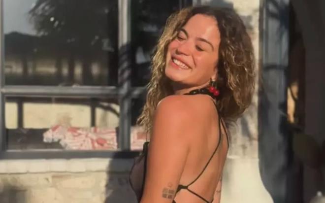 Son iki y�lda yedi kez ameliyat masas�na yatan Asl� Bekiro�lu, ya�ad��� komplikasyonlar�n ard�ndan evinde istirahate �ekildi. Sanal medyadan hayranlar�na seslenen oyuncu, doktorlar�n�n takibinde oldu�unu ve s�recin devam etti�ini a��klad�.