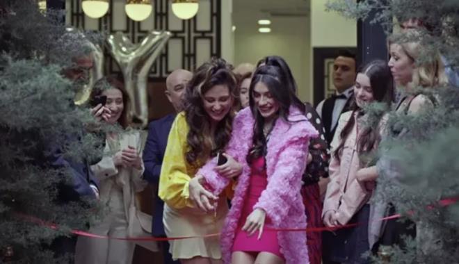 Kanal D ekranlar�nda yay�nlanan ve k�sa s�rede geni� bir izleyici kitlesine ula�an dizi, g��l� ba�lang�c�na ra�men sezon finalinin ard�ndan verilen uzun aran�n etkisiyle eski izlenme oranlar�n� yakalayamad�.