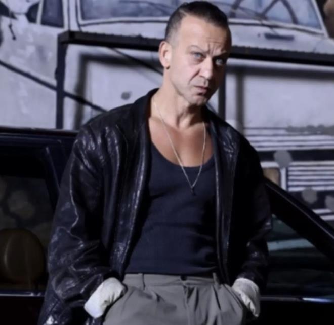 ''KEND� ��ZG�S�NDEN �D�N VERMED�''<br>    Oyuncu, dizinin genel tonuna ili�kin de�erlendirmesinde ise, ?Ba�lad��� �izgiyi koruyabilirdi ama televizyonun beklentisine g�re �ekillendirmek yerine kendi bak���n� s�rd�rmeyi tercih etti? dedi.