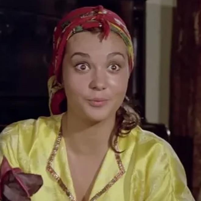 <p><strong>S�NEMADAN SONRA YEN� B�R SAYFA</strong></p> <p>1981 y�l�nda ald��� bu radikal kararla evlilik yoluna giren Aktolga, 1986 y�l�nda setlere ara verdi. Ancak oyunculuk tutkusu k�llenmemi�ti. 1997 y�l�nda 'Baba Evi' dizisiyle ekranlara d�n�� yapt�. Ard�ndan '�vey Baba'da Avukat G�n�l, 'B�y�k Bulu�ma'da Nimet ve 'Binbir Gece'de Nurhayat karakterleriyle evlere konuk olmaya devam etti.</p>