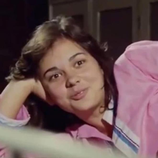 Ard�ndan gelen 'G�len G�zler' filmindeki evin u�ar� k�z� 'Hikmet' rol�, onun kariyerinde unutulmaz bir yer edindi. Adile Na�it ve M�nir �zkul gibi dev isimlerin yan�nda, o her zaman parlayan bir y�ld�zd�. 'Erkek G�zeli Sefil Bilo', 'Bir Y�ld�z Do�uyor', 'Katma De�er �aban' ve 'Milyarder' gibi yap�mlar, onun oyunculuk skalas�n� g�zler �n�ne seriyordu.