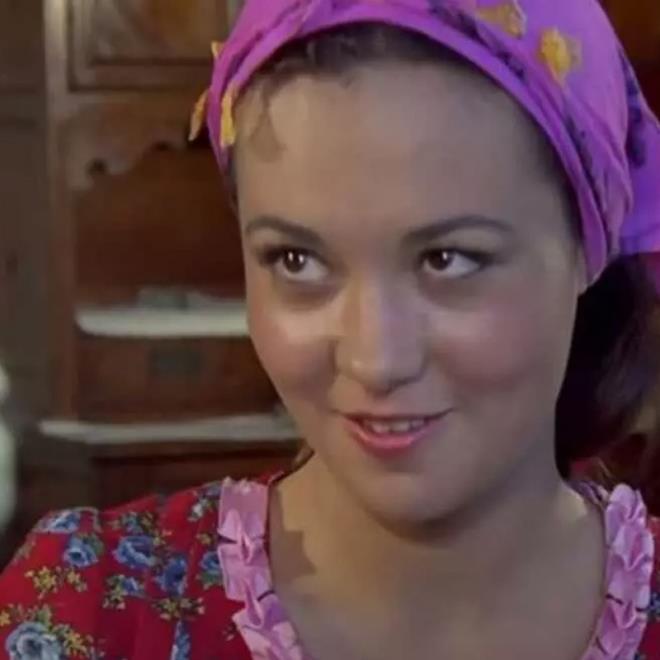 <p><strong>ERTEM E��LMEZ'E REST</strong></p> <p>Sevda Aktolga'y� di�er oyunculardan ay�ran en �nemli �zelli�i, kariyerinin tam ortas�nda verdi�i o b�y�k karard�. Y�llar �nce verdi�i bir r�portajda, sinemadaki ustas� Ertem E�ilmez ile olan an�s�n� �u s�zlerle anlatm��t�:</p> <p><strong>"Benim ustam, y�netmenim, sinemada oyuncu olabilmemin sebebi Ertem E�ilmez'dir. Dehas�na yak�n bir deha ile hen�z kar��la�mad�m dersem yalan olmaz... �ok �zeldir benim i�in... Ancak oyuncular�n�n evlenmesinden ho�lanmaz... San�r�m izleyicinin hayranl���na ket vuraca��n� d���nd��� i�in? 'Evlenirsen oyunculu�un biter!' demi�ti... Ben biraz asi bir yap�ya sahibim... Benim bir �ey yapmam� isteyen biri bana 'yapma!' demeli ki o bende tutku olsun... Evlilik de �yle bir durma girdi. Evlenme deyince ben evlendim... Ger�ekten oyunculu�um bitti ama muhte�em iki �ocu�um oldu... Hi�bir �eyin bana veremeyece�i iki hazine"</strong></p>