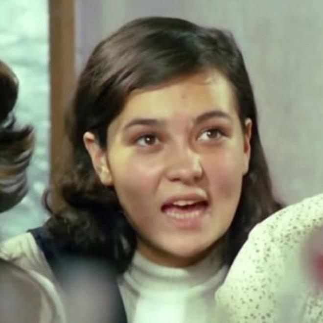 <p><strong>�OCUK SAAT�NDEN HABABAM SINIFI'NA</strong></p> <p>1957 y�l�nda �stanbul'da d�nyaya gelen Sevda Aktolga, sanat yolculu�una 1971 y�l�nda TRT �stanbul Radyosu �ocuk Saati ile ad�m att�. ��indeki oyunculuk a�k� o kadar b�y�kt� ki, mesle�i olan di� hekimli�ini bir kenara b�rak�p kariyerini tamamen kameralar kar��s�nda �izdi. 1977 yap�m� "Ta�ra K�z�" filmiyle beyazperdeye "Merhaba" dedi�inde, ba�rollerini M�jde Ar ve Ahmet Sezerel'in payla�t��� filmde hayat verdi�i 'Sacide' karakteri, izleyicinin onu sevmesi i�in yeterli olmu�tu.</p>