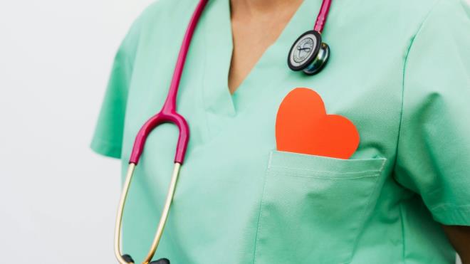 <p><strong>Yapay zeka ile erken te�his devrimi</strong></p> <p>DailyMail'de yer alan habere g�re bilim insanlar�, kalp yetmezli�ini belirtiler ortaya ��kmadan 5 y�l �ncesine kadar tahmin edebilen yeni bir tarama y�ntemi geli�tirdi. Bu sistem yapay zek� yard�m�yla kalp BT taramalar�n� analiz ederek hastal���n erken sinyallerini tespit ediyor. B�ylece doktorlar hen�z hi�bir belirti yokken riskli hastalar� belirleyebilecek.</p>