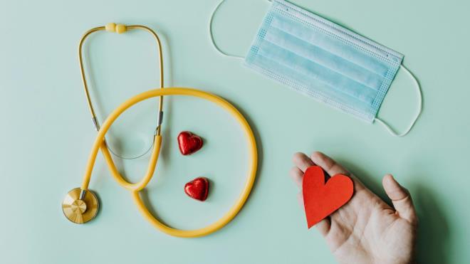 <p><strong>Rutin taramalarda AI entegrasyonu</strong></p> <p>Uzmanlara g�re bu teknoloji kalp yetmezli�inin "�ok ge� te�his edilmesi" sorununu ��zebilir. Erken te�his sayesinde:</p> <ul><li>Hastalar daha erken tedavi edilebilir</li> <li>Kalp hasar� �nlenebilir</li> <li>Hastaneye yat��lar azalt�labilir</li></ul> <p>Ara�t�rmac�lar bu sistemin gelecekte rutin g���s taramalar�na entegre edilmesini hedefliyor.</p> <p><strong><span style="background-color:#F0FFFF">Kalp yetmezli�inin belirtileri neler?</span></strong></p> <p>Kalp yetmezli�i genellikle yava� geli�ir ve �u belirtilerle kendini g�sterebilir:</p> <ul><li>Nefes darl��� (�zellikle efor s�ras�nda)</li> <li>S�rekli yorgunluk</li> <li>Ba� d�nmesi</li> <li>Ayak ve bacaklarda �i�lik</li> <li>H�zl� kalp at��� veya kronik �ks�r�k</li> <li>Erken te�his bu belirtiler ortaya ��kmadan m�dahale etme �ans� sundu�u i�in hayati �nem ta��yor.</li></ul>