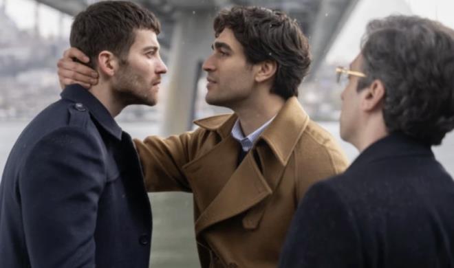 YAPIM ��RKET�NDEN "TEKN�K KO�ULLAR" A�IKLAMASI  <br>  Krizin b�y�mesi �zerine yap�m �irketi OGM Pictures sessizli�ini bozdu. Yap�lan resmi a��klamada, ayr�l���n arkas�ndaki "�iddet iddias�" ve "tepki" ba�l�klar�na de�inilmezken, "F�rat Tan�� ile g�r��melerimiz mevcut planlama ve teknik ko�ullar �er�evesinde kar��l�kl� anlay��la sonland�r�lm��t�r" denildi.