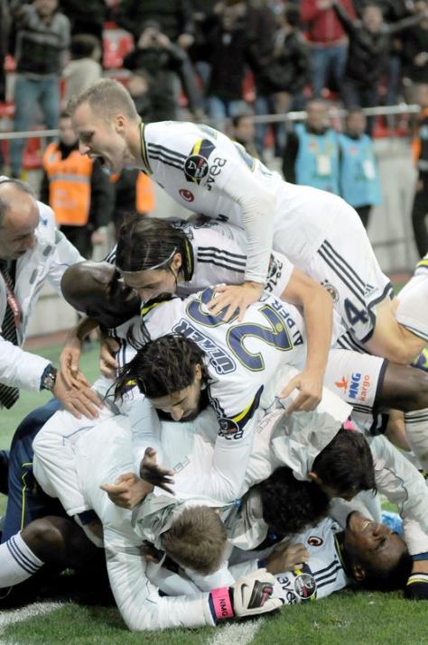 Mehmet Topuz: "Golden sonra Emenike'nin zerine atladk. Az daha lyordu. Forvet arkadalara ders olsun. Son dakikaya brakmasnlar"