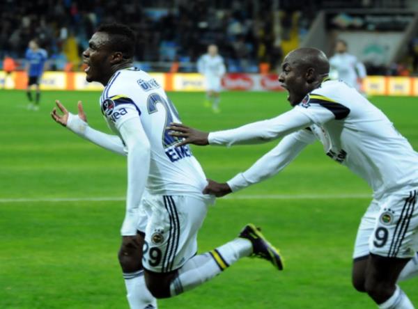 SON DAKKA: Emenike att golden sonra daha ma bitmeden gzaltna alnd. Devre arasnda para sayarken grntleri varm