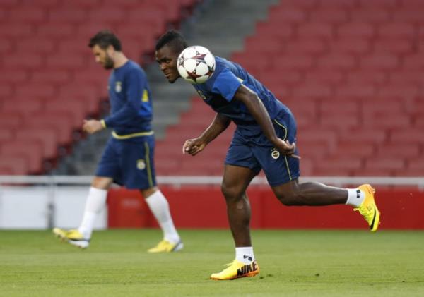 Kuyt = Sakarya'da korneri atmadan nce topu pen Serhat Akn. Emenike = Kafay vuran Luciano