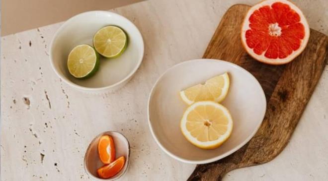 <strong>G��l� antioksidan �zelliklere sahip, kalp sa�l���n� destekleyen ve iltihaplanmay� azaltan flavonoid a��s�ndan zengin besinlerin ba��nda koyu renkli meyveler (yaban mersini gibi), kakao/bitter �ikolata, ye�il/siyah �ay, so�an, brokoli, lahana ve narenciye yer al�yor.</strong>