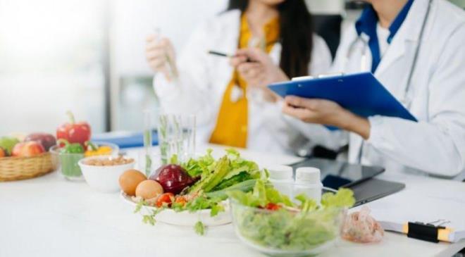 Zihinsel sa�l���n en �nemli yat�r�m� do�ru beslenme ve yeterli porsiyonlarda sakl�. Uzmanlara g�re; tabaklar�m�zda  baz� g�dalara yer vermek, beyin sa�l���n� korumada ve demans riskini azaltmada olduk�a etkili.