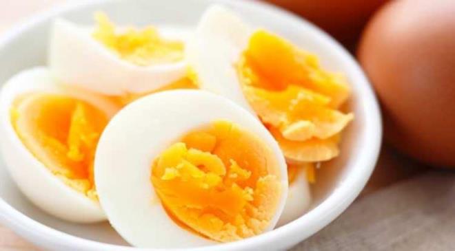 <p><span style="color:#FF0000"><strong>HAFIZANIN EN B�Y�K DESTEK��S�: KOL�N</strong></span></p>    <p><strong>V�cudun h�cre zar� yap�s�, sinir sistemi ileti�imi, ya� metabolizmas� i�in hayati �nem ta��yan kolin, beyin sa�l��� i�in �ok de�erli bir etkiye sahip. V�cutta s�n�rl� �retilen kolin i�eren besinlerin ba��nda yumurta yer al�yor. �zellikle yumurta sar�s�; haf�za, dikkat ve ��renme i�in gerekli olan asetilkolin adl� n�rotransmitterin �retilmesini sa�lar.</strong></p>