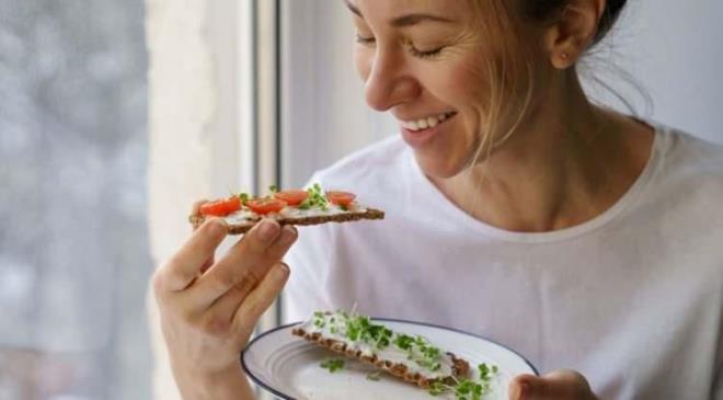 <strong>Haf�zay� g��lendirmek ve zihinsel berrakl��� kazanmak i�in bir�ok y�nteme ba�vurmay� tercih etsek de as�l s�r mutfakta gizli. Beynimiz yaln�zca d���ncelerle de�il, sofram�zdaki besinlerin g�c�nden de �nemli �l��de etkileniyor.</strong>