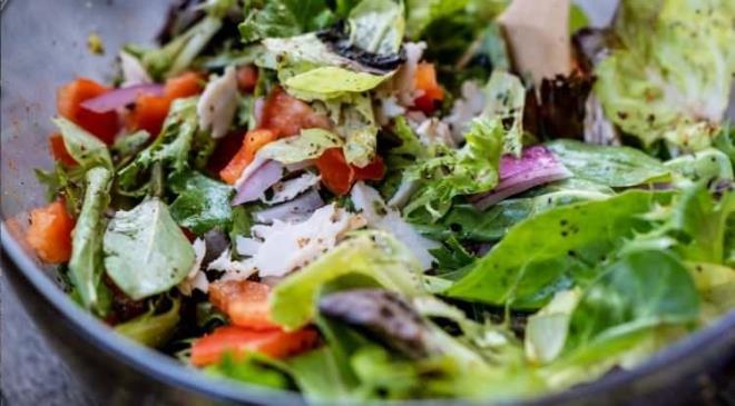 <p><span style="color:#FF0000"><strong>TABAKLARDAN EKS�K ETMEY�N: YE��L YAPRAKLI SEBZELER</strong></span></p>    <p><strong>Ispanak, roka, paz�, tere gibi ye�il yaprakl� sebzeler, beynin sessiz ve sars�lmaz koruyucular�. ��erdikleri magnezyum, stresi azaltmaya ve kan bas�nc�n� dengelemeye yard�mc� olan bu koyu ye�iller, i�erdikleri y�ksek folat, K vitamini ve �ifal� bitkisel bile�enler sayesinde bili�sel performans� art�r�r.</strong></p>