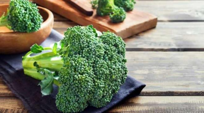 <strong>�zellikle sulforafan, K vitamini ve kolin gibi bile�ikler i�eren brokoli, beyin sa�l��� i�in olduk�a faydal� etkiye sahip.&nbsp;</strong>