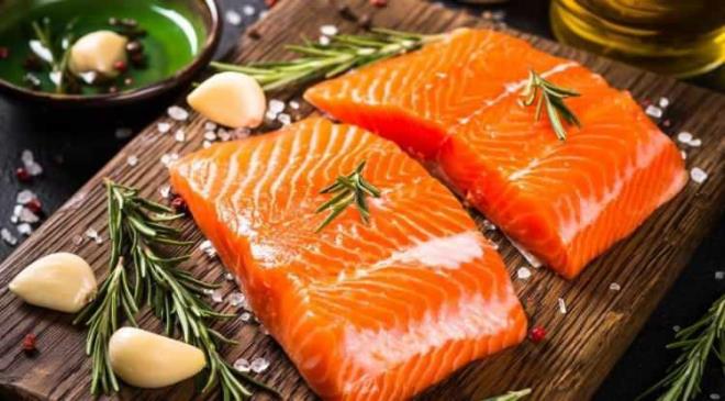 <p><span style="color:#FF0000"><strong>BEYN�N YAPI TA�I OMEGA-3 ��EREN YA�LI BALIKLARA YER A�IN</strong></span></p>    <p><strong>Beyin sa�l��� i�in olmazsa olmaz besinlerden bir di�eri ise Omega-3 zengini g�dalarda sakl�. Somon, sardalya ve uskumru gibi so�uk denizlerin ya�l� bal�klar�, kaliteli ya� i�erikleriyle beyin h�crelerinin zar yap�s�n� onar�r ve g��lendirirler.</strong></p>