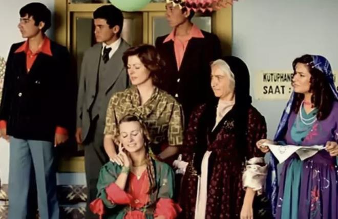 Tuba �nsal o anlar� anlatt�<br>  <p>Tuba �nsal, birlikte �ekildikleri kareyi sosyal medya hesab�ndan payla�arak o g�n ya�ananlar� samimi bir notla anlatt�. �nl� oyuncu, y�r�rken can�n�n noodle istedi�ini, kar��s�na ��kan mek�na girdi�ini ve orada sadece �� masa bulundu�unu s�yledi.</p>  <p>K�sa s�re sonra ise i�eri Y�lmaz Erdo�an'�n girdi�ini belirten �nsal, sohbetin bir anda koyula�t���n� ve saatlerce s�rd���n� ifade etti. Oyuncunun payla��m�nda en �ok dikkat �eken b�l�m, eski sohbet �zlemini anlatan c�mlesi oldu.</p>