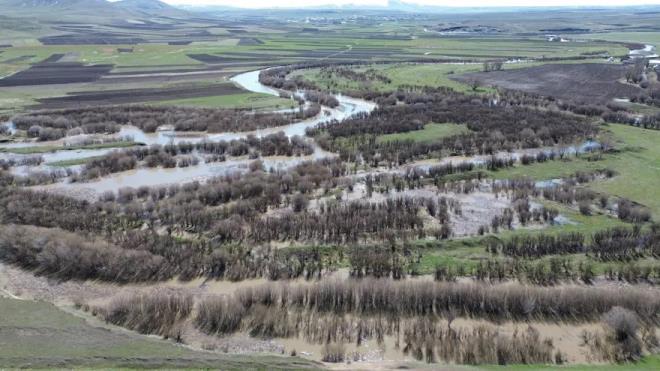 <p>Kars'ta devam eden sa�anak ya���lar, Kars �ay�'�ndaki su seviyesini g�zle g�r�l�r �ekilde artt�rd�.</p><p>&nbsp;</p><p>Ya���lar�n ard�ndan �ay yata�� geni�lerken, d���k kotta bulunan b�lgelerde ta�k�nlar meydana geldi. Dere kenar�ndaki a�a�lar�n b�y�k bir k�sm� su alt�nda kal�rken �evredeki baz� &nbsp;eralar da ta�k�ndan etkilendi.</p>