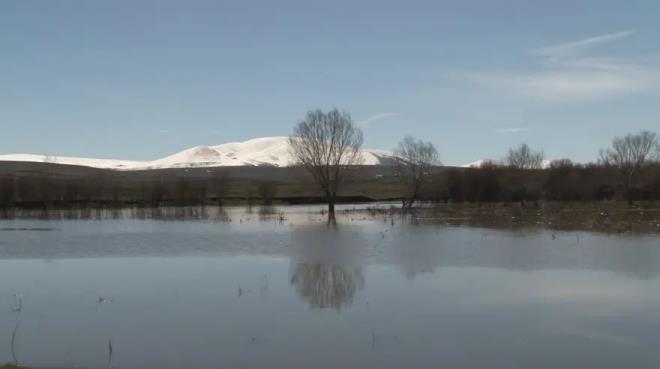 Y�ksek kesimlerdeki karlar�n erimesiyle birlikte �ay debisinin dahada y�kselmesi bekleniyor. Meteoroloji ise b�lgedeki ya���lar�n bir s�re daha devam edece�ini bildirirken, vatanda�lara sel ve su bask�nlar�na kar�� dikkatli olmalar� �zerine uyar�da bulundu.