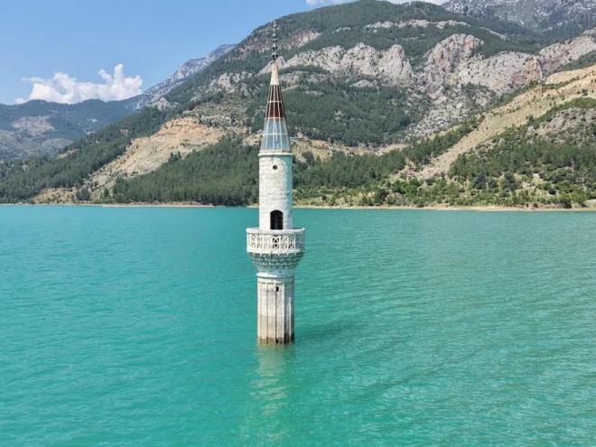 <p>Anamur'daki Alak�pr� Baraj�'nda su seviyesinin son bir ayda dikkat �ekici �ekilde y�kseldi�i g�zlemlendi. �ubat ay�nda minarenin g�vde k�sm�na kadar ula�an suyun, mart itibar�yla �erefeye kadar y�kseldi�i tespit edildi.&nbsp;</p><p>&nbsp;</p><p>Ayn� noktadan kaydedilen drone g�r�nt�leri, doluluk oran�ndaki art��� net �ekilde ortaya koydu. Daha �nce k�smen g�r�lebilen k�y evleri ve yap�lar ise tamamen su alt�nda kald�.</p>