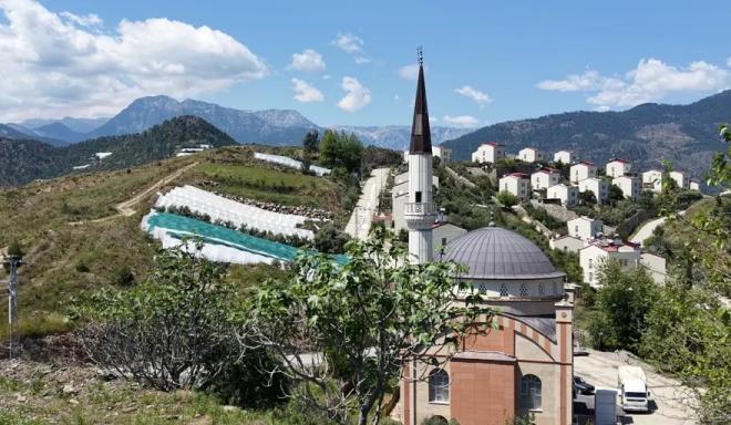 <p>Eski yerle�ime ait t�m izlerin sular alt�nda kald���n� belirten Akine Mahallesi Muhtar� S�leyman Duman, �u ifadeleri kulland�:</p><p>&nbsp;</p><p>"Baraj doluluk oran� �st seviyeye ula�t�. Cami minaresi hala g�r�n�yor. Onu g�rd�k�e dedelerimizden kalan hat�ralar�m�z� hat�rl�yoruz. Ancak devletimiz yeni yerle�im alan�nda konut, okul ve cami imkanlar�yla ya�am�m�z� s�rd�rmemizi sa�lad�" dedi.</p><p>&nbsp;</p><p>B�lgede g�rev yapan �mam Hatip Taner �ahin ise ibadet hayat�n�n kesintisiz devam etti�ini ifade ederek, "Minarenin ayakta kalmas�, ge�mi� ile bug�n aras�nda bir ba� kuruyor" diye konu�tu.</p><p>&nbsp;</p><p>Baraj projesi kapsam�nda tahliye edilen eski yerle�im alan�n�n yerine daha y�ksek kotta modern bir mahalle kuruldu.&nbsp;</p>