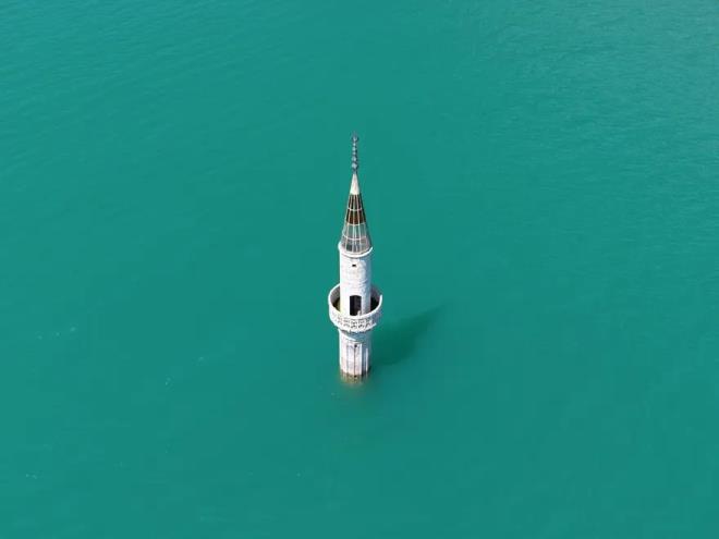 <p>B�lgede konut, e�itim ve ibadet alanlar�n�n yan� s�ra sosyal donat�lar da hizmete al�nd�. Mahalle sakinleri, baraj�n sa�lad��� sulama imkanlar�yla birlikte Anamur Ovas�'nda tar�msal �retimin art�r�lmas�n�n hedeflendi�ini belirtti.</p><p>&nbsp;</p><p>�te yandan, baraj g�l� �zerinde yaln�z ba��na y�kselen minare, su y�zeyindeki yans�mas�yla dikkat �ekiyor.</p><p>&nbsp;</p><p>G�r�nt�ler, hem do�adaki de�i�imi hem de sular alt�nda kalan bir yerle�imin izlerini g�zler �n�ne sererken, ortaya ��kan manzara ge�mi� ile bug�n�n ayn� karede bulu�tu�u etkileyici bir g�r�nt� sunuyor.</p>