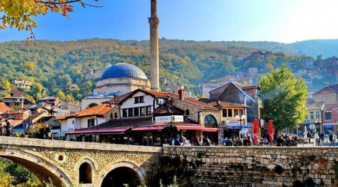 Avrupa'n�n ortas�nda tabelalardan men�lere, cami avlular�ndan kahvehanelere kadar her detayda T�rk izine rastlabilece�iz bir �lke oldu�unu biliyor muydunuz? ��te, ad�m ba�� T�rk�e'nin hakimiyet kurdu�u bu e�siz rotaya dair t�m detaylar...