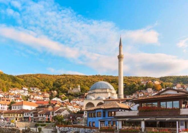 <strong>Avrupa'n�n g�be�inde e�siz g�zellikleriyle ad�ndan s�z ettiren Kosova, her y�l seyahat tutkunlar�n�n g�zde rotas� haline geliyor. 2008 y�l�nda ba��ms�zl���n� ilan eden ve kendine has dokusuyla �n plana ��kan bu gen� �lke, her ad�mda dikkatleri �zerine �ekiyor.</strong>