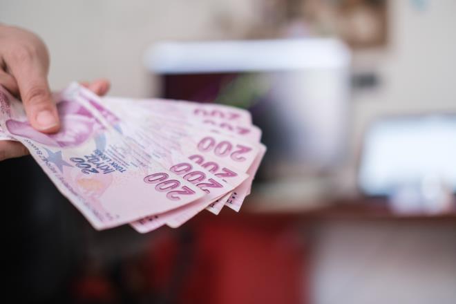 <p><strong>�EKERBANK</strong></p> <p>27.500 liraya varan promosyon imkan� sunuyor.</p> <p>Ayl��� 10.000 liran�n alt�nda olanlara 5.000, 10.000-14.999 lira aras�nda olanlara 8.000, 15.000-19.999 lira aras�nda olanlara 10.000, 20.000 lira ve �zeri olanlara 12.000 lira �deme yap�yor.</p> <p>Ayr�ca 3 otomatik fatura talimat�na 5.000 lira, kredi kart�yla 1.000 lira al��veri� yapana 3.000 lira bonus, kredili mevduat hesab�na 2.000 lira, kredi kullanana 5.500 lira olmak �zere 15.500 liraya varan ek �d�l imkan� sunuyor.</p>