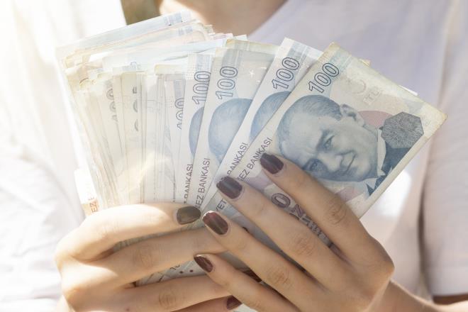 <p><strong>�� BANKASI</strong></p> <p>25.000 liraya varan promosyon imkan� sunuyor.</p> <p>Ayl��� 10.000 liran�n alt�nda olanlara 6.250, 10.000-14.999 lira aras�nda bulunanlara 10.000, 15.000-19.999 lira aras�nda olanlara 12.500, 20.000 lira ve �zerinde bulunanlara 15.000 lira nakit promosyon veriyor.</p> <p>Ayr�ca ilk 2 fatura talimat�nda 1.000 lira, kredi kart�yla ayl�k 5.000 lira ve �zeri al��veri� i�lemlerinde 6 ayda toplam 9.000 lira MaxiPuan kazanma imkan� bulunuyor.</p>