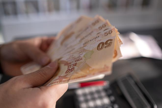 <p><strong>Z�RAAT BANKASI</strong></p> <p>�lk kez emekli olan veya maa��n� bankaya ta��yanlara 12.000 liraya varan promosyona ilaveten 90.000 liraya varan avantaj sa�l�yor.</p> <p>Bu kapsamda 12 ay vadeli faizsiz 40.000 lira kredi imkan�, her ay 6 bin liraya varan Bankkart lira, faizsiz ve 3 ay taksitli 25.000 lira nakit avans bulunuyor.</p>