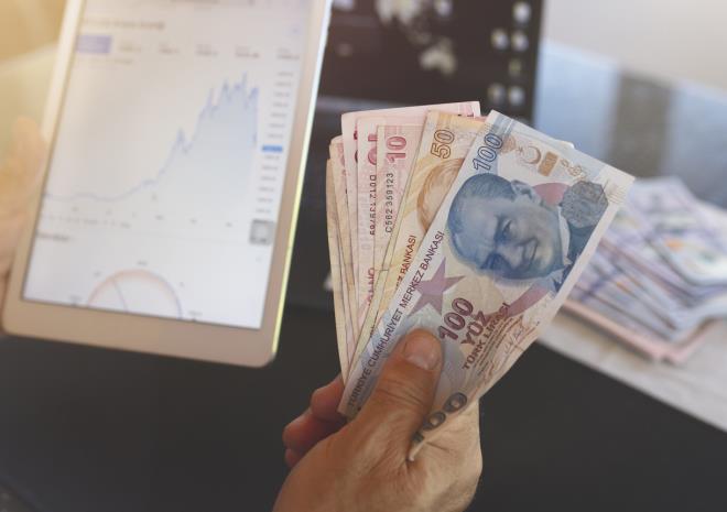 <p><strong>HALKBANK</strong></p> <p>60.000 liraya varan avantaj sa�l�yor.</p> <p>Ayl��� 10.000 liran�n alt�nda olanlara 5.000, 10.000-14.999 lira aras�nda olanlara 8.000, 15.000-19.999 lira aras�nda olanlara 10.000, 20.000 lira ve �zeri olanlara 12.000 lira promosyon veriyor.</p> <p>Emekli maa��n� ta��yanlara buna ilaveten 12 ay taksitli s�f�r faizli 30.000 lira ihtiya� kredisi, kredi kart� ile harcamalarda y�lda 35.000 liraya varan indirim ve otomatik fatura talimat�na 3.500 liraya varan puan imkan� sunuyor.</p>