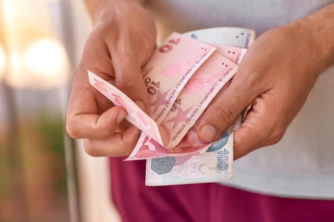 <p><strong>GARANT� BBVA</strong></p> <p>Maa��n� bankadan alanlara 25.000 liraya varan promosyon ve �d�l imkan� sunuyor.</p> <p>Ayl��� 10.000 liran�n alt�nda olanlara 6.250, 10.000-14.999 lira aras�nda bulunanlara 10.000, 15.000-19.999 lira aras�nda olanlara 12.500, 20.000 lira ve �zeri olanlara 15.000 lira �d�yor.</p> <p>Ayr�ca Bonus veya Paracard'la 2.000 lira harcamaya 6.000, 2.000 lira avans hesap harcamas�na 2.000, yeni sigorta poli�esine de 2.000 lira olmak �zere toplamda 10.000 liraya varan bonus sunuyor.</p>