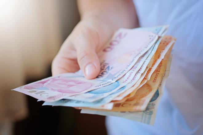 <p>Bunun i�in de otomatik fatura �deme talimat� verme, kartla harcama yapma, emekli yak�n�n� getirme, kredi kart� ya da kredi kullanma gibi �artlar�n sa�lanmas� isteniyor.</p> <p>Emeklilere bu kapsamda 50 bin liraya varan nakit �d�l imkan� sunulurken, ayr�ca faizsiz kredi, nakit avans vb. imkanlar da devreye giriyor.</p> <p>Bankalar�n sa�lad��� toplam fayda 100 bin liraya kadar ��k�yor.</p>