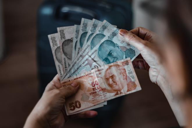 <p><strong>T�RK�YE F�NANS</strong></p> <p>27.000 liraya varan promosyon ve 5.000 liraya varan �d�l imkan� var.</p> <p>�ki yeni otomatik fatura talimat� verip, yedek hesap ba�vurusu yap�p kredi kart�yla tek seferde 5.000 lira harcayanlardan ayl��� 10.000 liran�n alt�nda olanlara 13.000, 10.000-14.999 lira aras�nda olanlara 18.500, 15.000-19.999 lira aras�nda olanlara 22.000, 20.000 lira ve �zeri olanlara 27.000 lira veriyor.</p> <p>Emekli yak�n�n� getirenlere de her ki�i i�in 500, toplamda 5.000 lira ek �d�l sunuyor.</p>