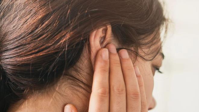 <p><strong>FARELERDE KULAK �INLAMASINA BENZER DAVRANI�LAR G�ZLEMLEND�</strong></p> <p>Deneylerde en dikkat �ekici bulgulardan biri, serotonin devreleri aktive edilen farelerin, sesler aras�ndaki sessizlik bo�luklar�n� alg�layamamas� oldu. Bu durum, hayvan deneylerinde kulak ��nlamas�n�n �nemli bir g�stergesi olarak kabul ediliyor.</p>