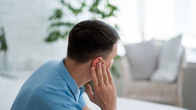 Ara�t�rmac�lardan sinirbilimci Zheng-Quan Tang, serotonin ile kulak ��nlamas� aras�nda uzun s�redir bir ba�lant�dan ��phelendiklerini belirterek, <strong>"Serotonin i�eren ve do�rudan i�itsel sisteme ba�lanan �zel bir beyin devresi ke�fettik. Bu devre aktive edildi�inde kulak ��nlamas�na benzer etkiler ortaya ��k�yor" </strong>dedi.