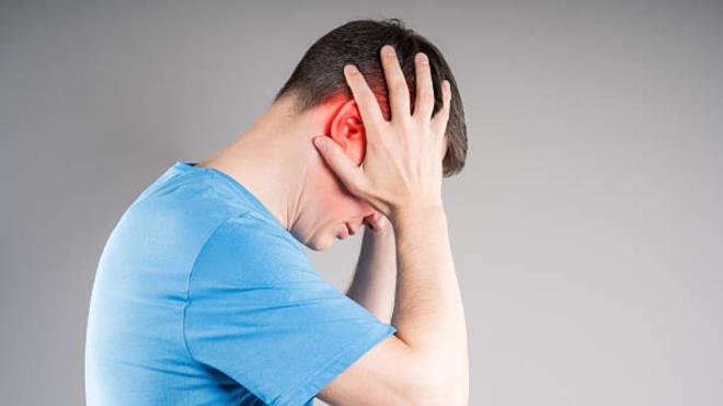 <p><strong>�NSANLAR �ZER�NDE ARA�TIRMALAR GEREK�YOR</strong></p> <p>Ara�t�rma sonu�lar� umut verici olsa da, bulgular�n do�rulanmas� i�in insanlar �zerinde daha kapsaml� �al��malar yap�lmas� gerekti�i vurgulan�yor. Uzmanlar, kulak ��nlamas� ile birlikte g�r�len psikolojik sorunlar�n tedavisinde dengeli ve dikkatli bir yakla��m�n �nemine dikkat �ekiyor.</p> <p>Kulak ��nlamas� bir�ok ki�i i�in yaln�zca rahats�z edici bir ses de�il, ayn� zamanda ciddi psikolojik y�kler do�urabilen bir durum. Yeni ara�t�rmalar, bu karma��k sorunun ��z�m�ne bir ad�m daha yakla��lmas�n� sa�layabilir.</p>