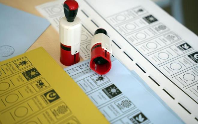 ASAL Ara�t�rma, T�rkiye genelinde siyaset ve g�ndeme dair se�menin nabz�n� tutmaya devam ediyor. Bu kapsamda nisan 2026 d�nemine ait ger�ekle�tirilen anket sonu�lar� payla��ld�. "Bu Pazar bir milletvekili genel se�imi olsa oyunuzu hangi partiye verirsiniz?" sorusuna 2.008 se�men cevap verdi. ��te zirve yar���nda partilerin s�ralamas�...